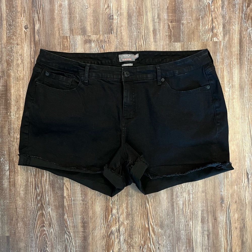 Torrid 5 Inch Vintage Stretch Mid Rise Short